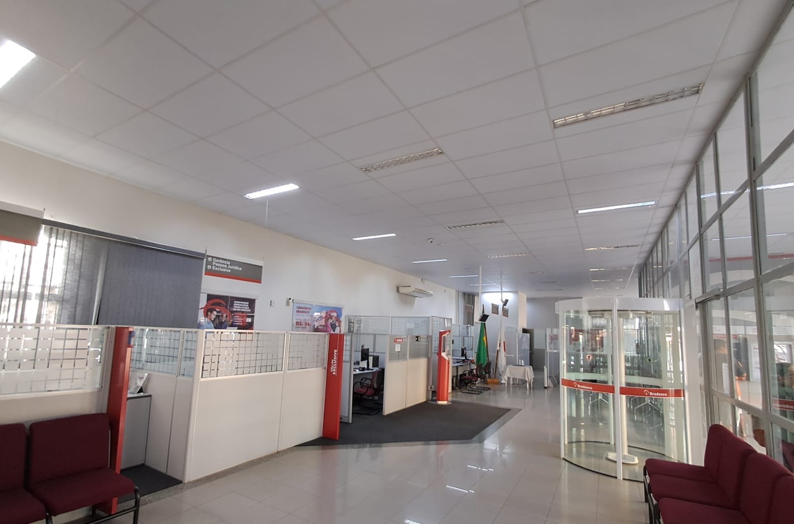 Salão amplo de atendimento do ponto comercial de 400 m²