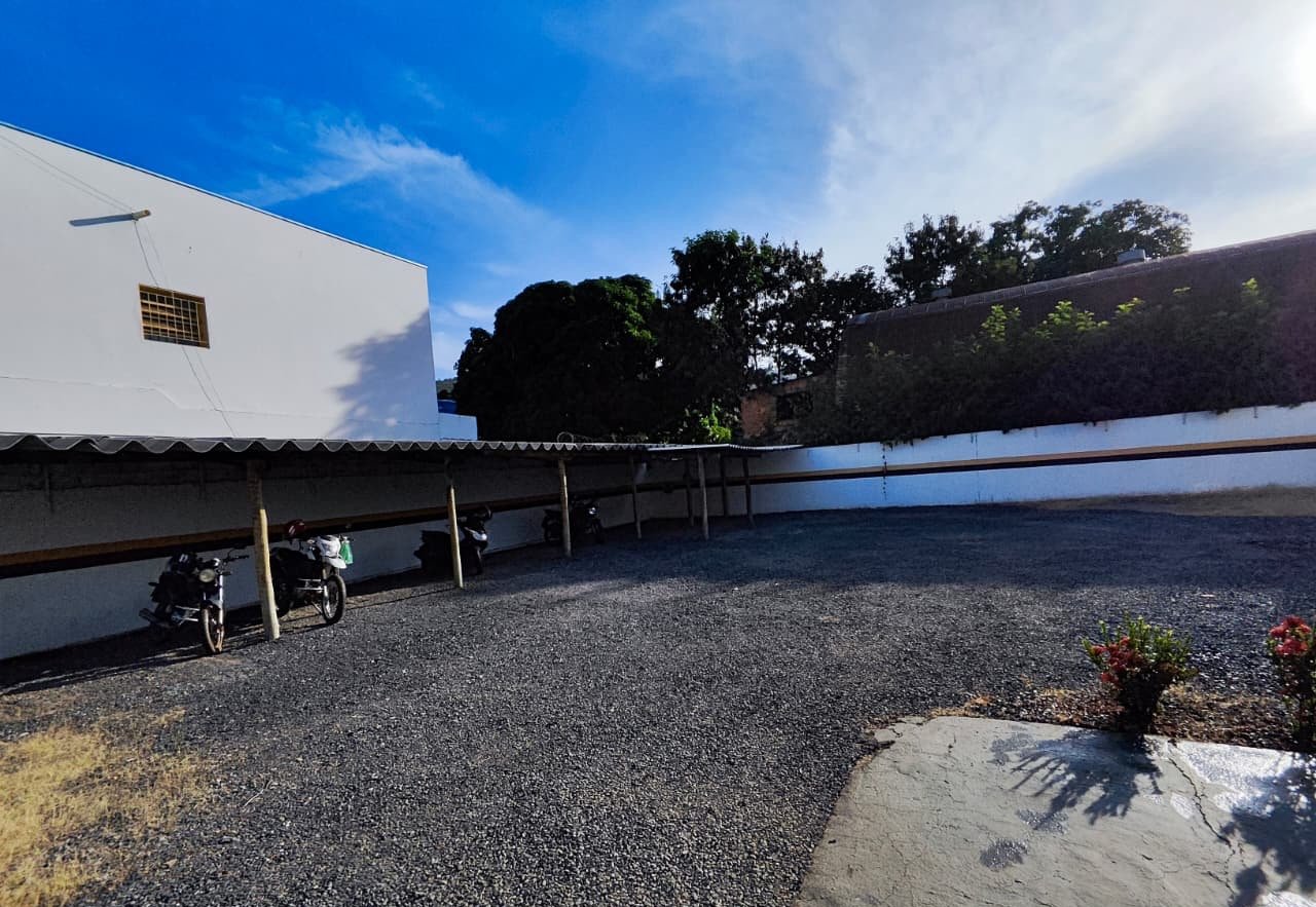 Estacionamento próprio coberto para 10 veículos nos fundos do imóvel
