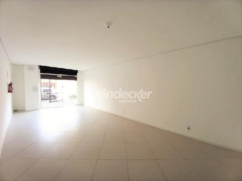 Salão principal da loja com a vitrine ao fundo