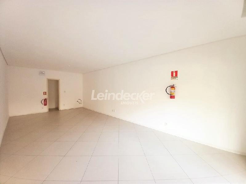 Canto do salão com porta de acesso à área de apoio