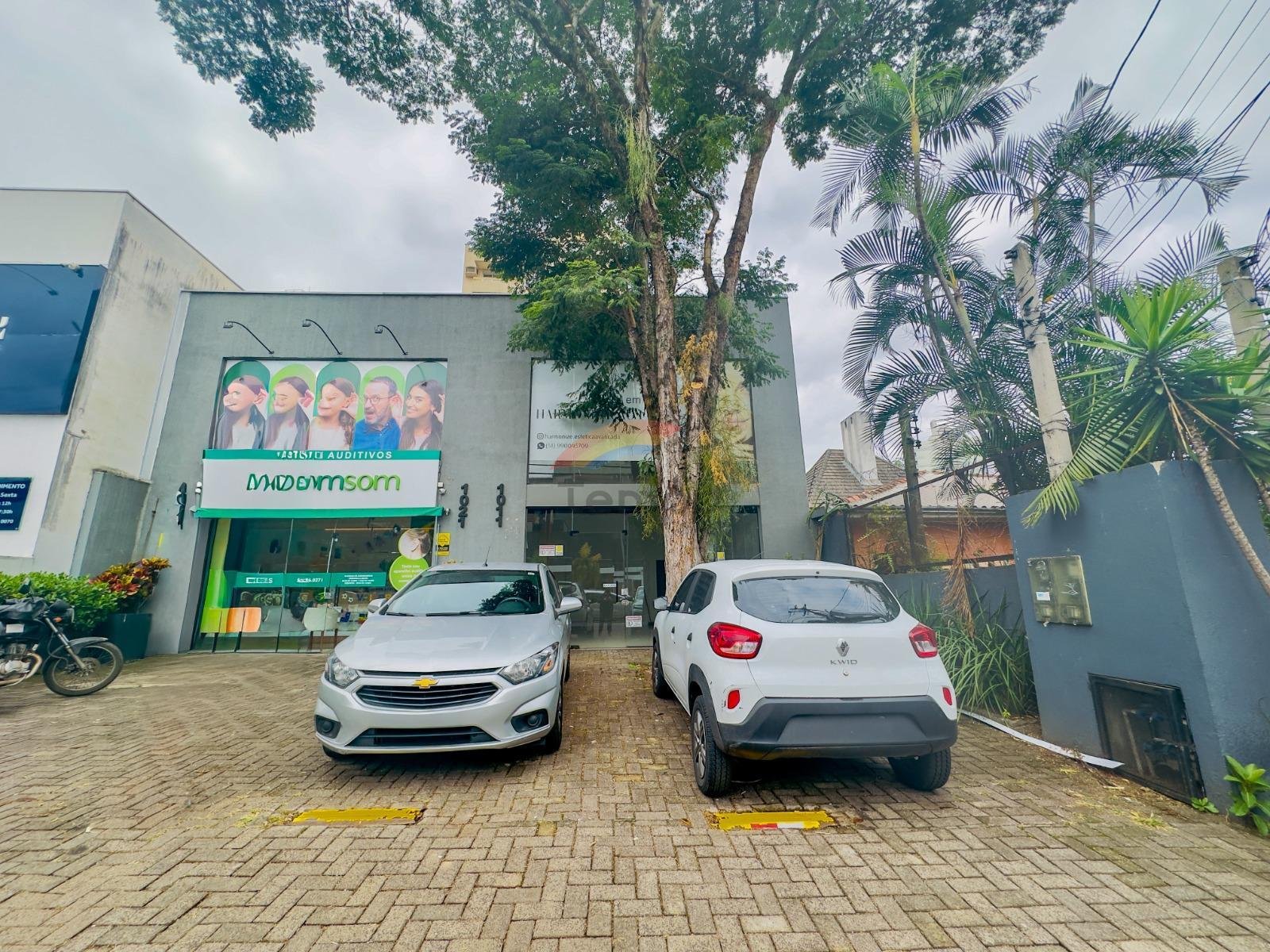 Fachada da loja na Rua Marcílio Dias, com estacionamento na frente
