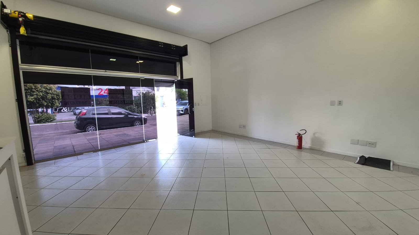 Salão principal com a vitrine aberta para a rua