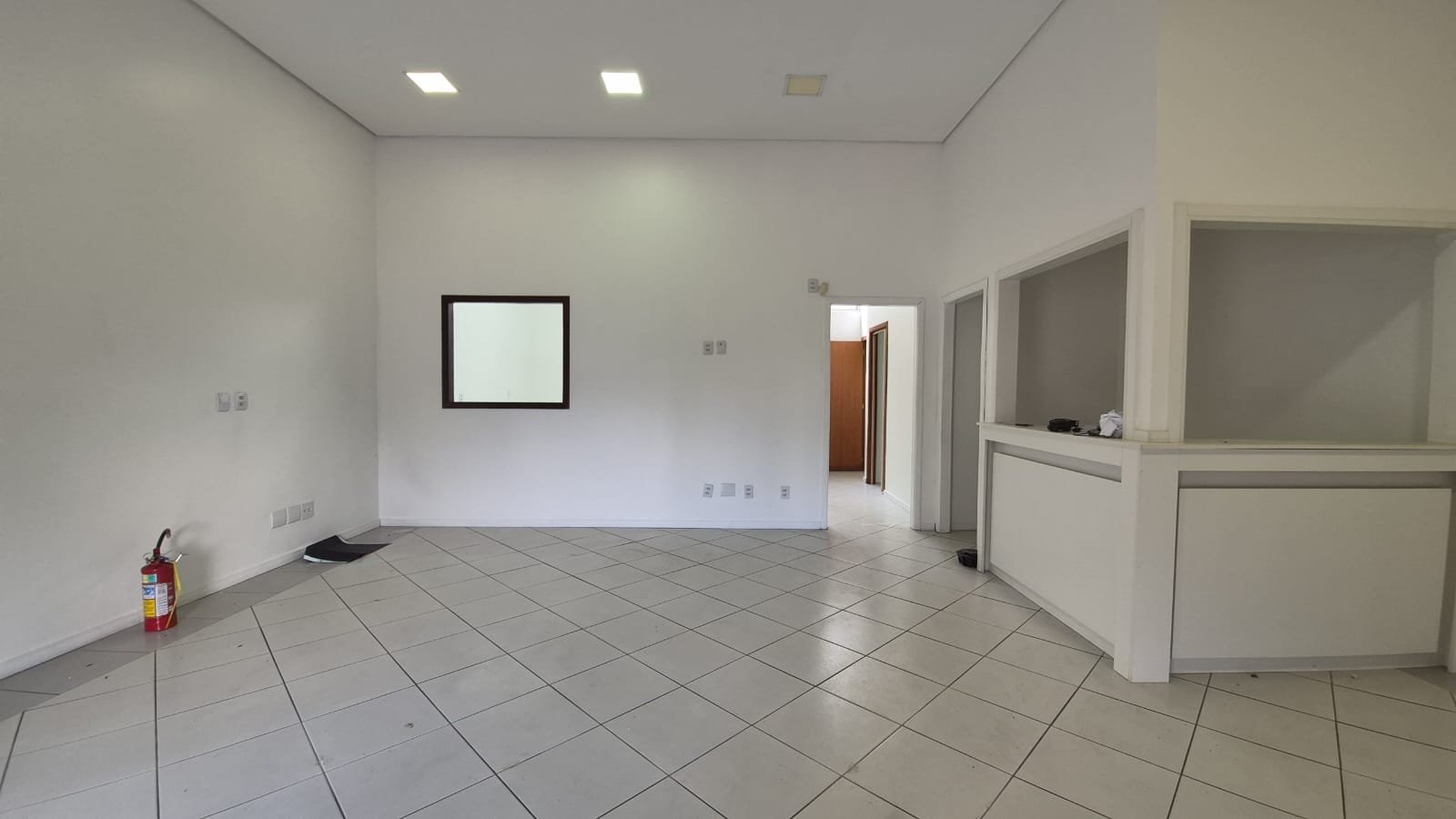Balcão de atendimento e acesso às salas de apoio